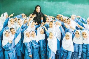 معلم چراغی که مسیر دانستن را روشن می‌کند
